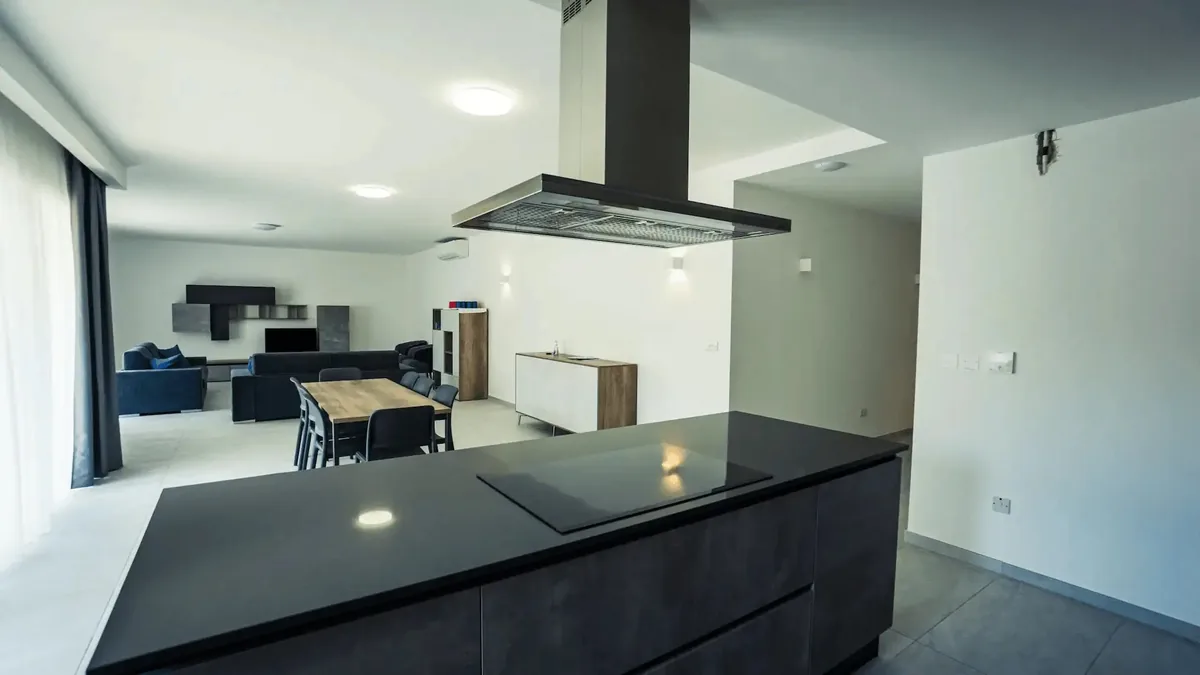 Residência ESE Claret – Sala de estar Sala de estar espaçosa e luminosa da residência Claret com sofás e zona de refeição