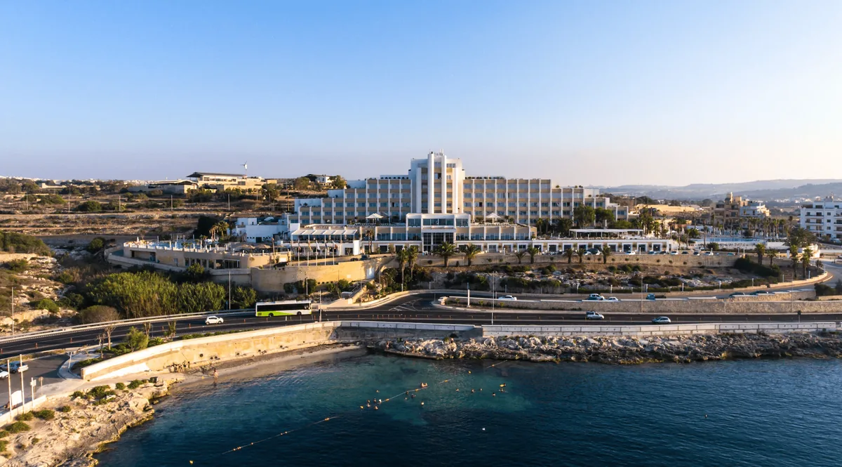 Vista aerea “ Salini Resort Malta Vista aerea completa del Salini Resort Malta