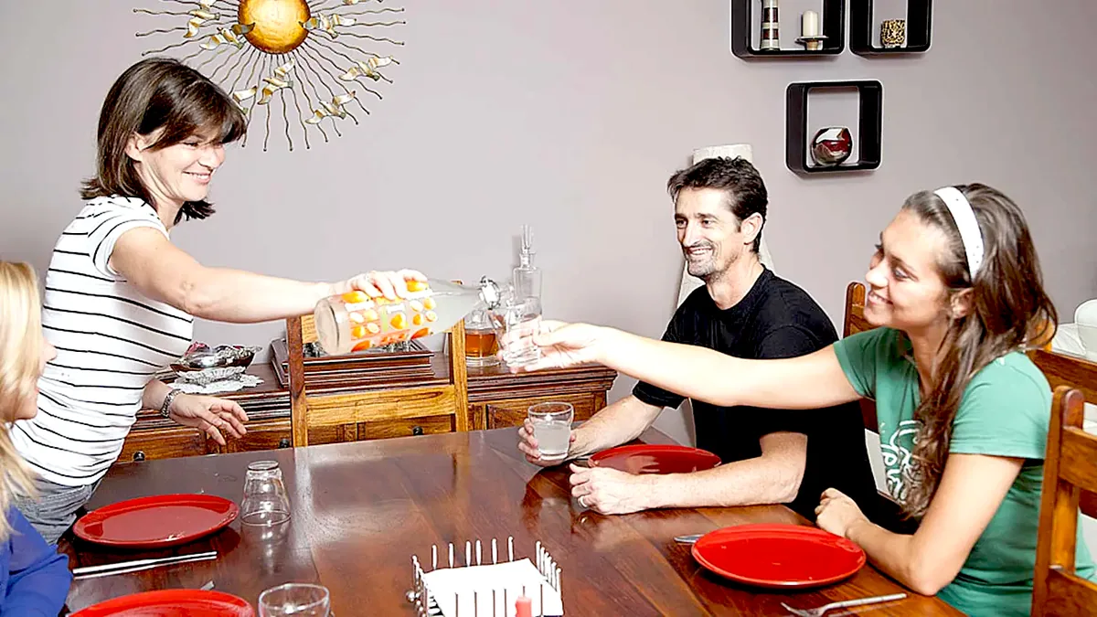 Pasto in famiglia ospitante Pasto tra due adulti e due adolescenti in una famiglia ospitante