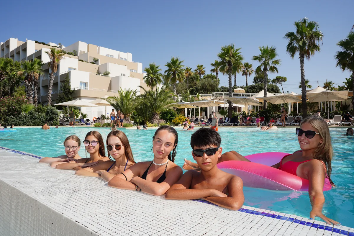 Studenti nella piscina del Salini Resort Malta Gruppo di 6 adolescenti sul bordo piscina