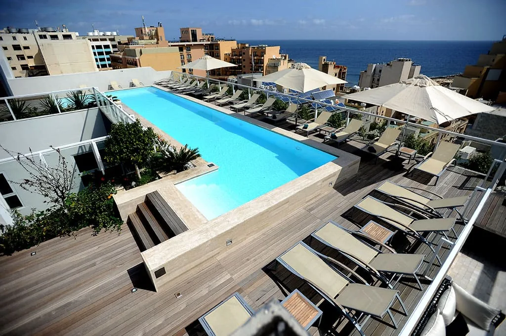 Piscina rooftop del The George Hotel Piscina rooftop del The George Hotel en St Julian’s
