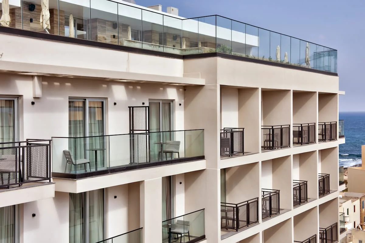 Edificio del Number 11 Hotel en St Julian’s Fachada moderna del Number 11 Hotel en St Julian’s con balcones de cristal