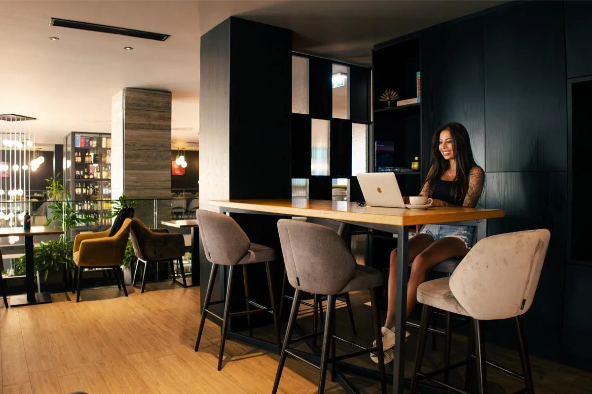 Espacio coworking del Number 11 Hotel en St Julian’s Espacio de coworking del Number 11 Hotel con decoración moderna