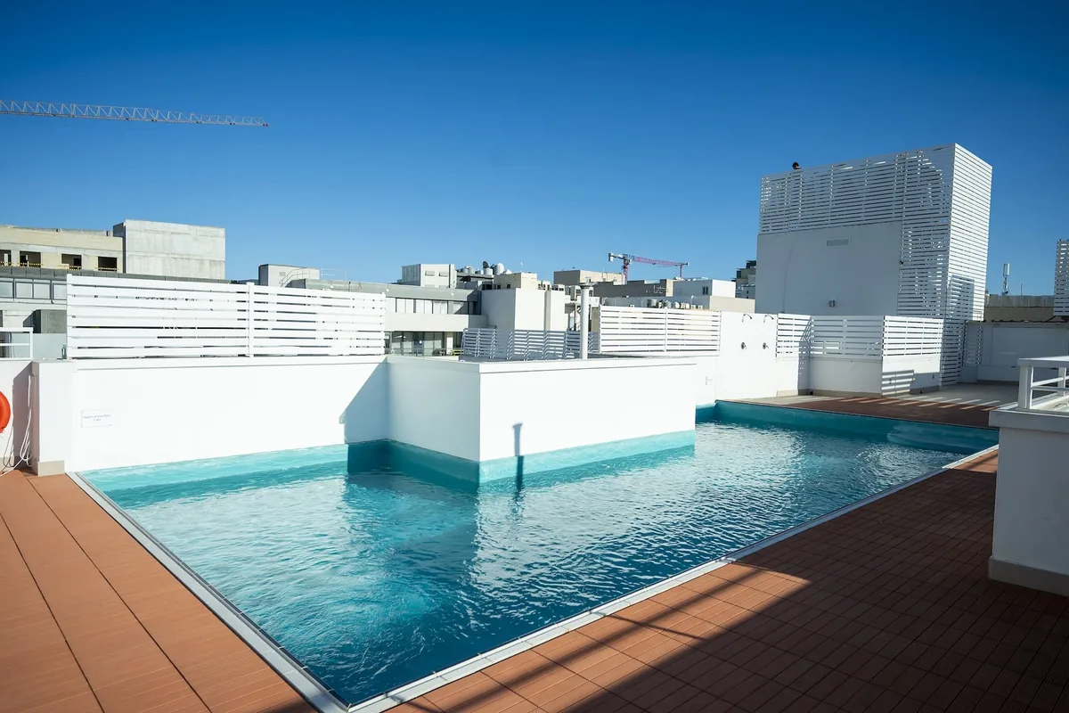 Piscina rooftop - Day’s Inn Sliema Piscina en la azotea del Day’s Inn en Sliema