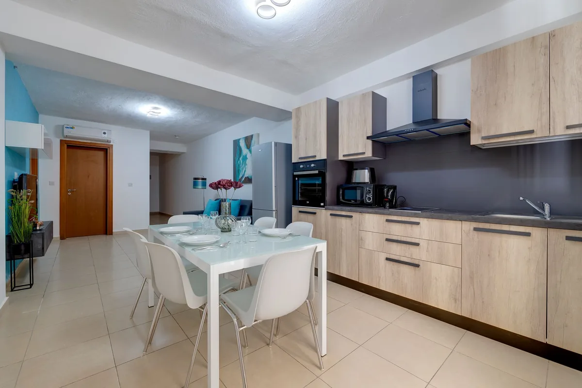 Tigné Suites Sliema - Cocina Cocina equipada y zona de comedor de los apartamentos Tigné Suites