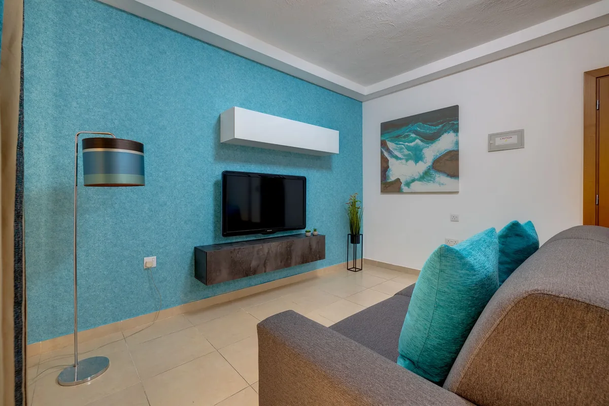 Tigné Suites Sliema - Espacio TV Zona de televisión moderna en los apartamentos Tigné Suites