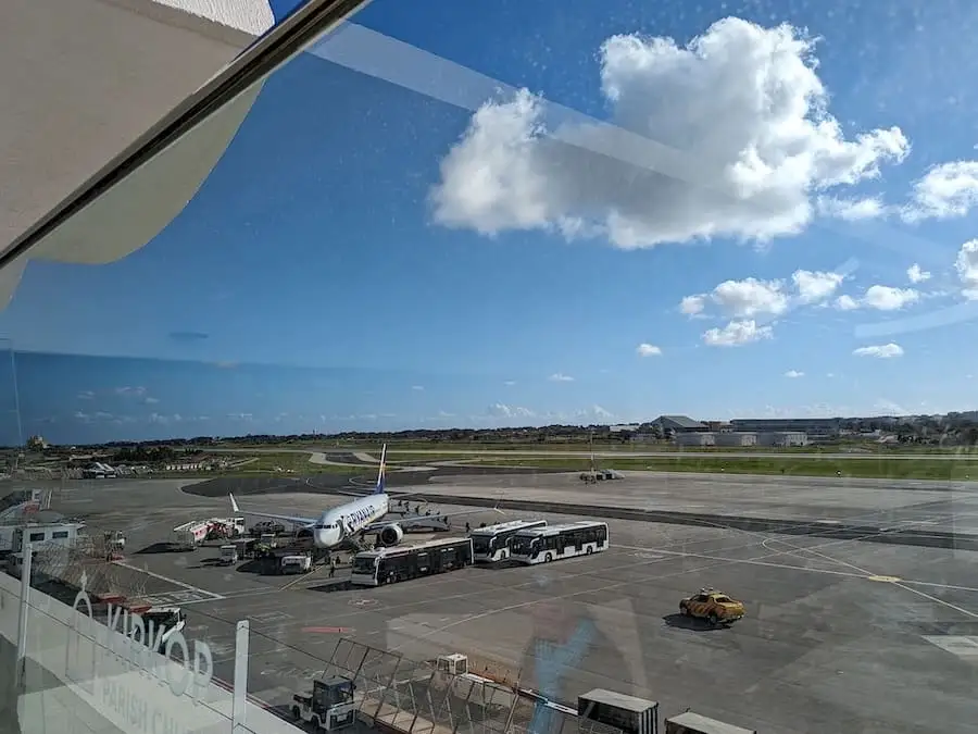 Aeroporto di Malta Pista dell’aeroporto di Malta vista dalla terrazza