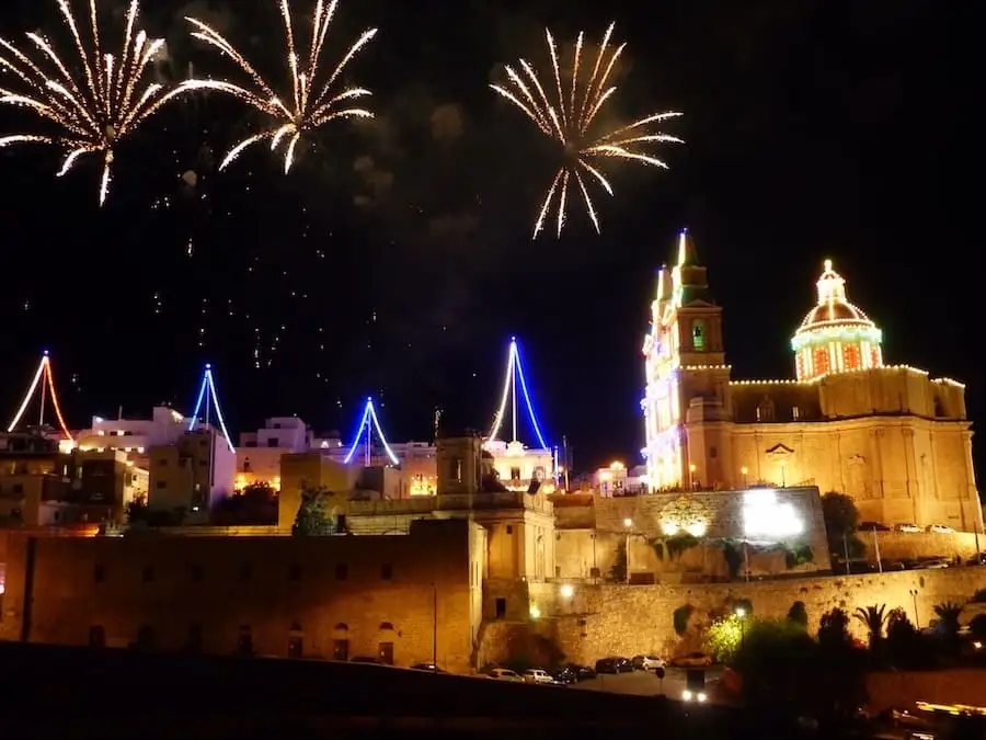 Fuochi d’artificio Malta Fuochi d’artificio con la chiesa di Mellieha illuminata