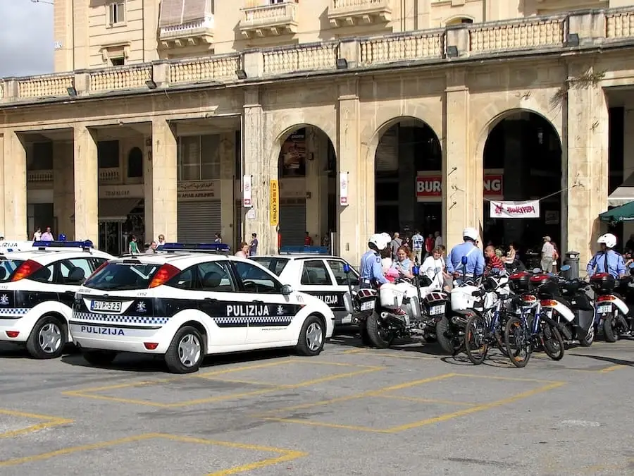 Sicurezza a Malta Auto e moto della polizia davanti al Burger King di La Valletta