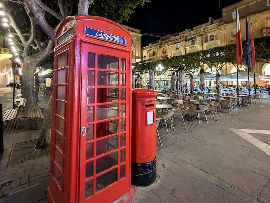 La Valletta Malta Cabina telefonica rossa e cassetta postale a La Valletta