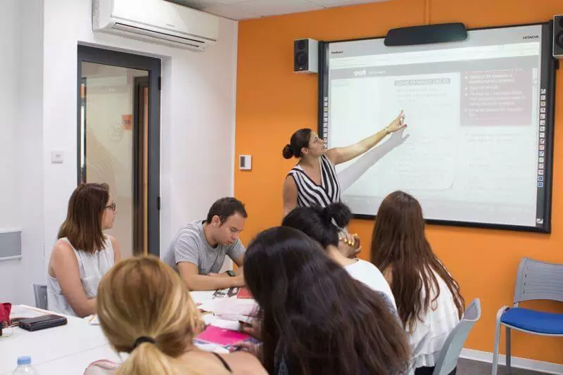 Classe de inglês com 6 estudantes e um professor na EC Malta
