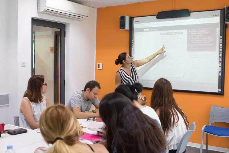 Clase de inglés con 6 estudiantes y un profesor en EC Malta