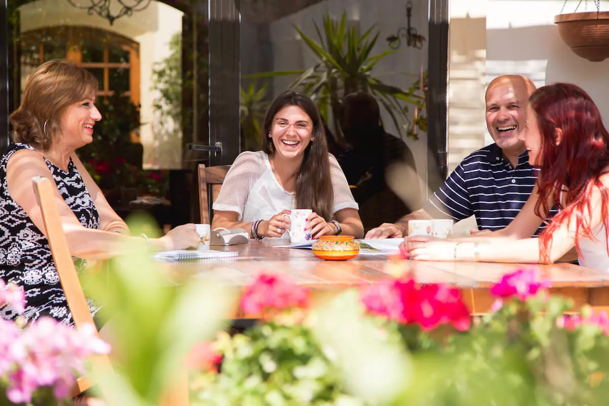 Familia de acogida de EC Malta compartiendo una comida