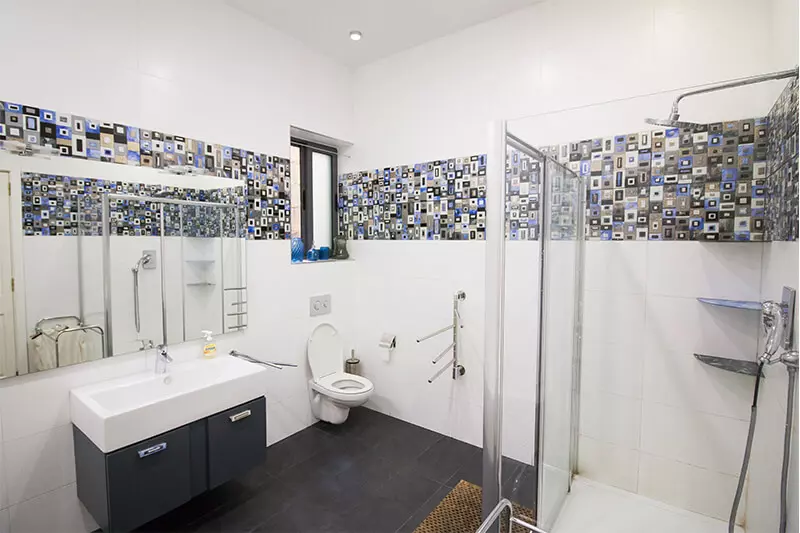 Bathroom of one-bedroom apartment at EC Malta