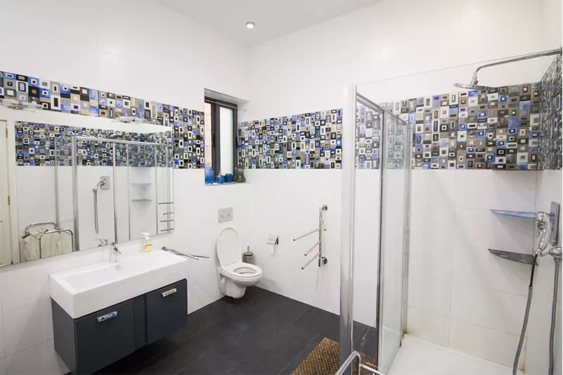 Baño de apartamento de un dormitorio en EC Malta