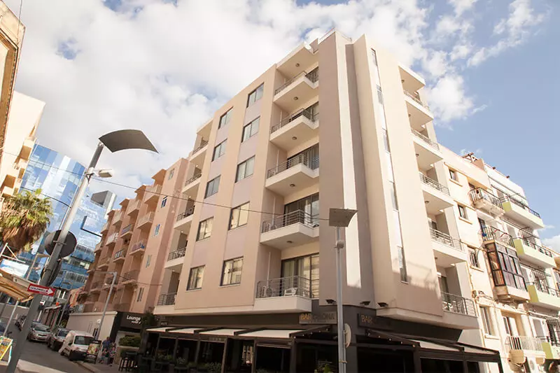 Fachada do prédio de apartamentos individuais da EC Malta