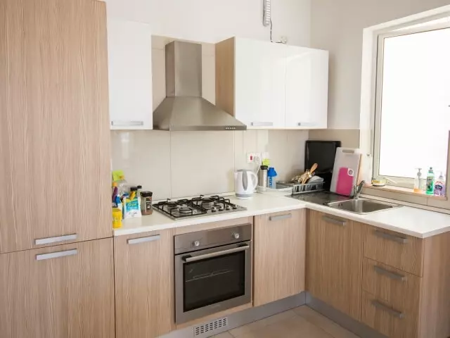 Cozinha de um apartamento compartilhado na EC Malta