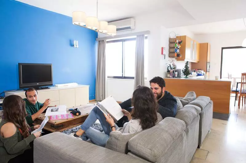 Sala de estar de um apartamento compartilhado na EC Malta