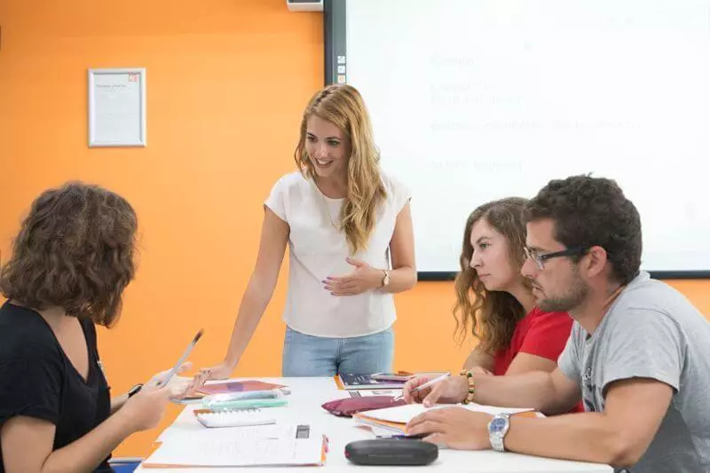 Cours d'anglais intensif Malte, un professeur et trois étudiants