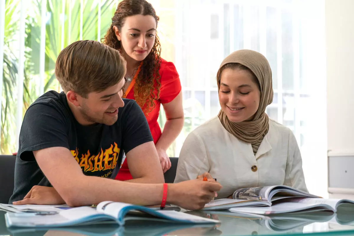 Deux étudiants et leur professeur en cours d'anglais à l'EC Malte