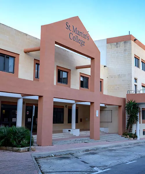 Fachada de St Martins College en Malta