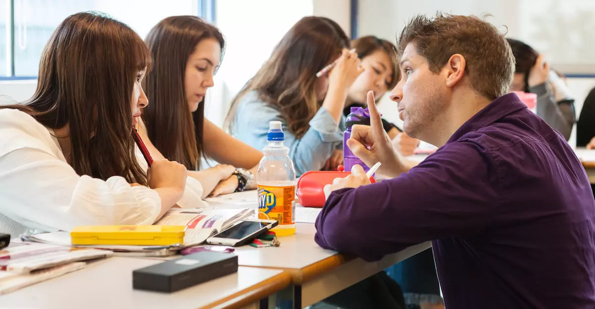 Professeur qui explique un concept à une étudiante en cours d'anglais