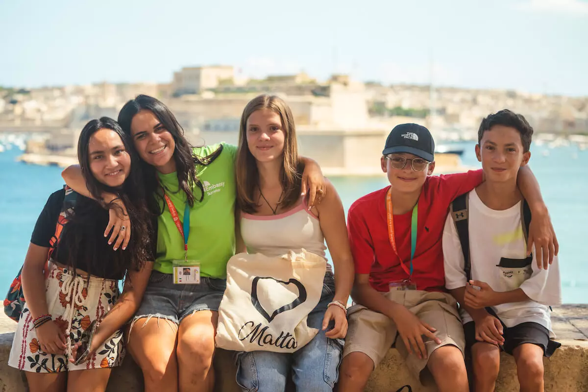 4 jeunes étudiants et leur Team Leader en face de la Valette