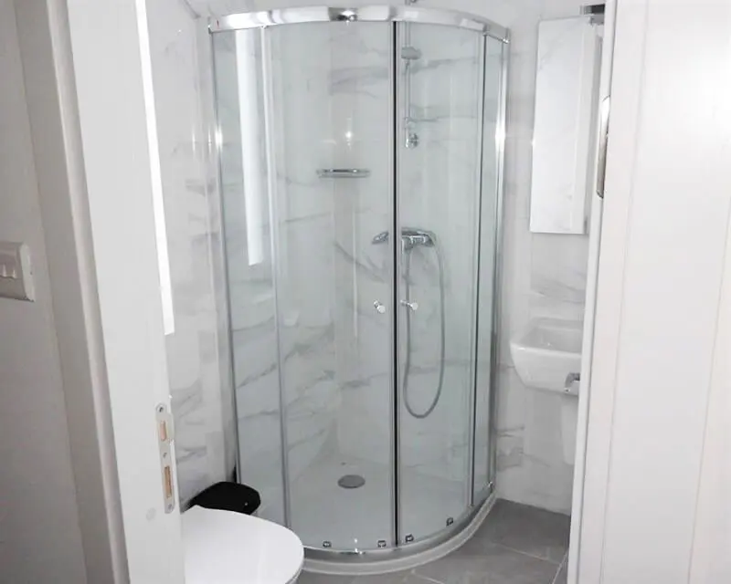 Central ESE Apartment Shower