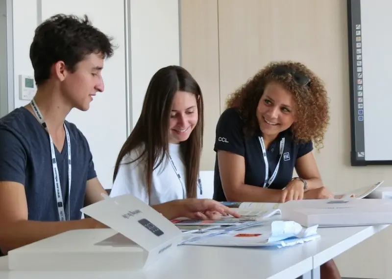 Cours d'anglais ESE pour adolescents, deux jeunes et leur professeur