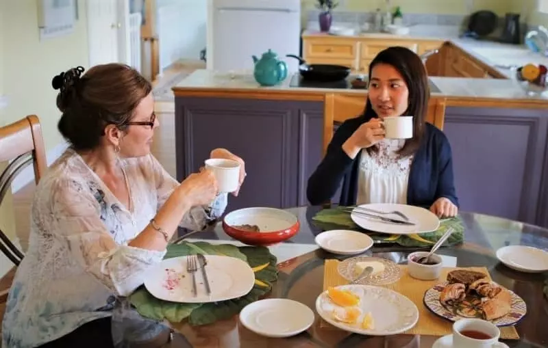 Una estudiante y su familia anfitriona durante una comida