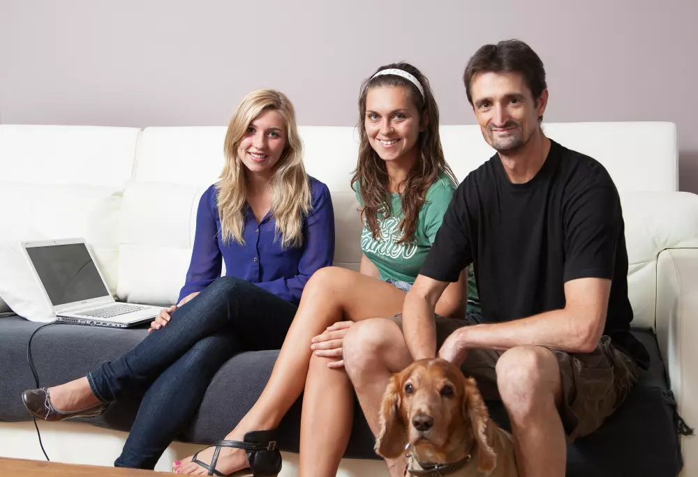 Три взрослых студента на диване в семейном проживании в ESE