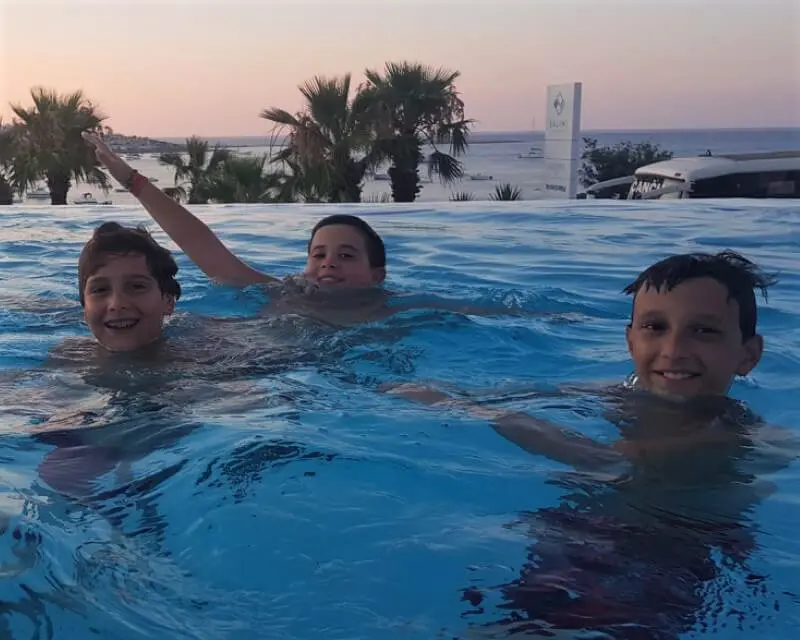 Trois jeunes étudiants dans la piscine du Salini Resort Malte