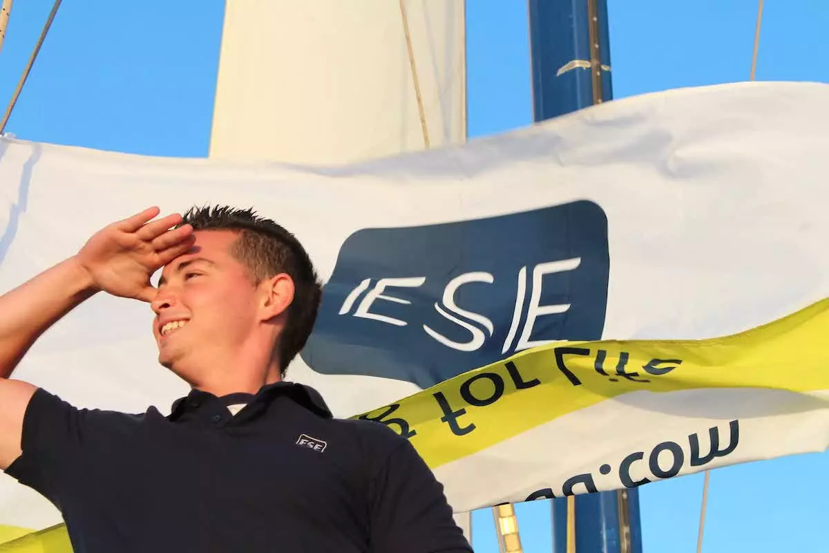 Estudante da ESE em barco com bandeira