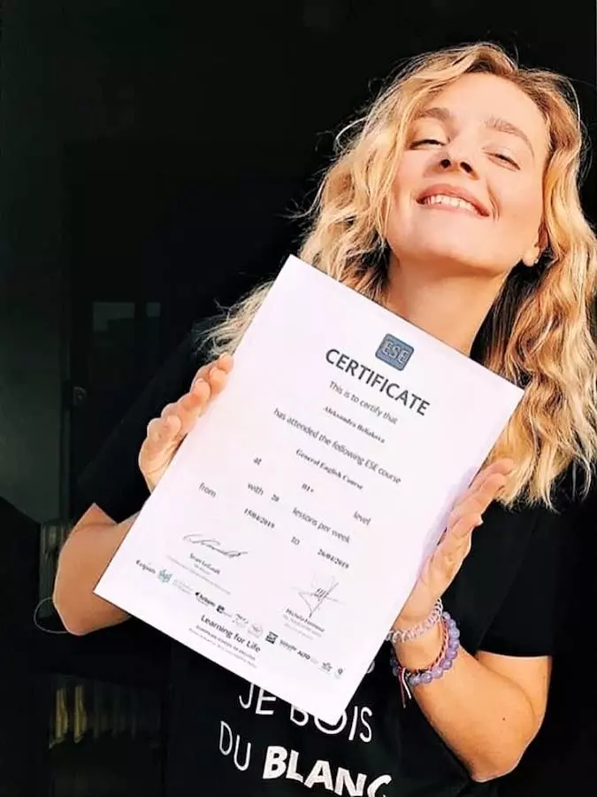 Une étudiante brandissant son certificat de fin de scolarité de l'ESE