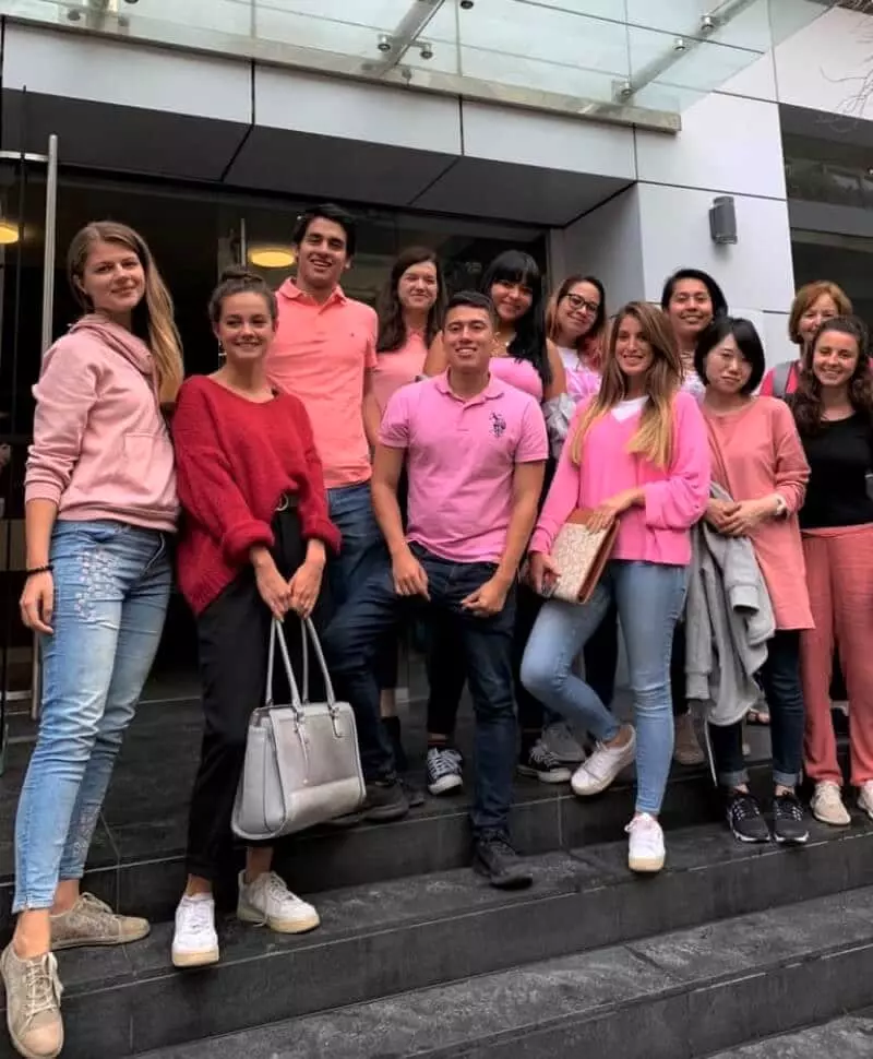 Группа студентов ESE, одетых в розовое, на акции по борьбе с раком