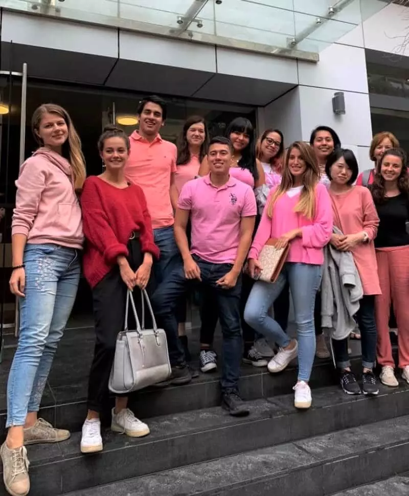 Grupo de estudiantes de ESE vestidos de rosa para la lucha contra el cáncer