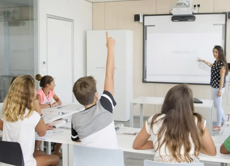 4 jovens estudantes e seu professor em aula, ESE Malta