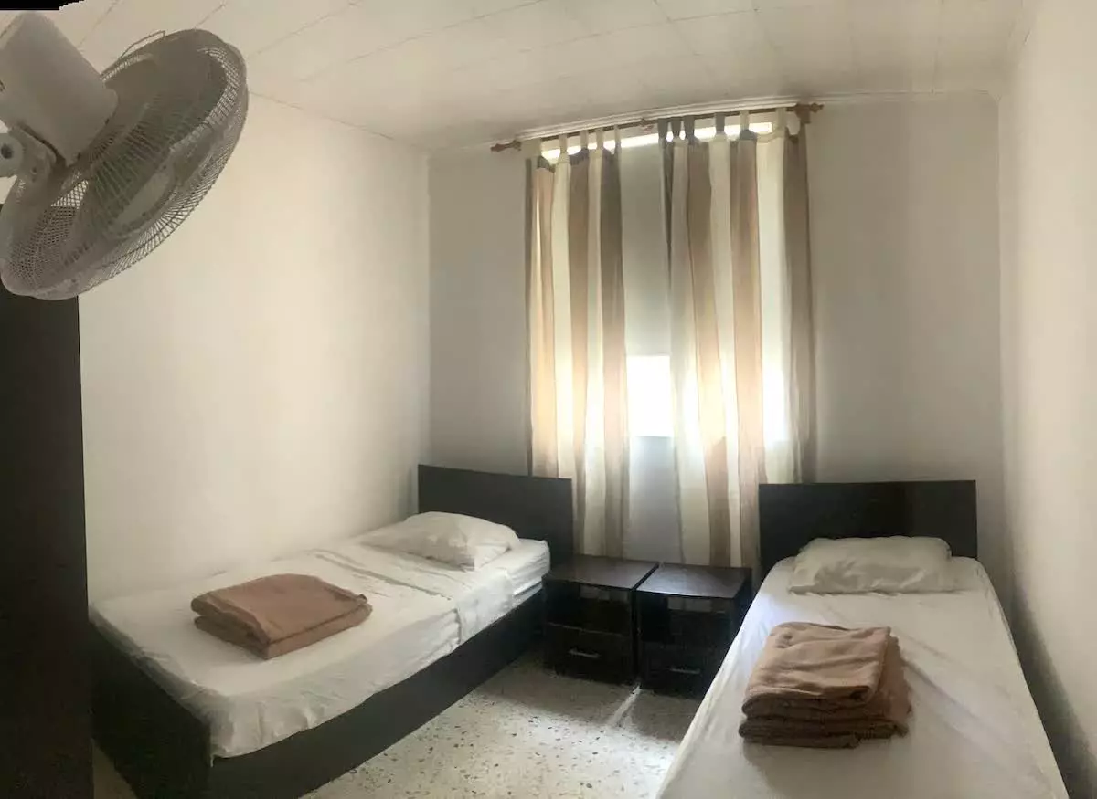 Quarto de um apartamento econômico da ESE Med Vista com duas camas