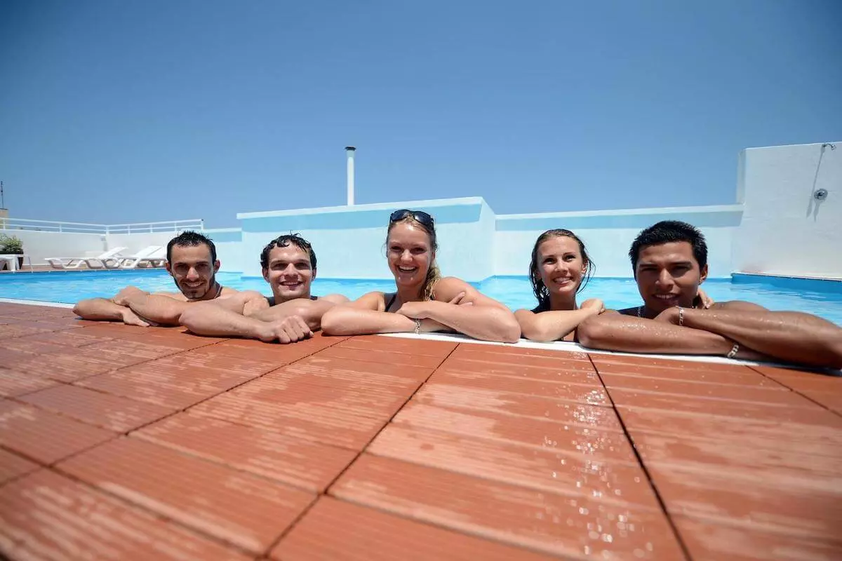 4 estudiantes en la piscina de la residencia Day's Inn Sliema