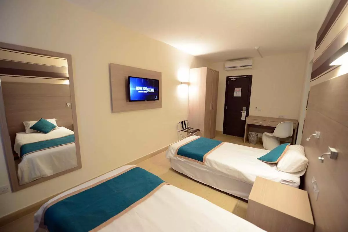 Quarto com duas camas de solteiro no Hotel Day's Inn Sliema