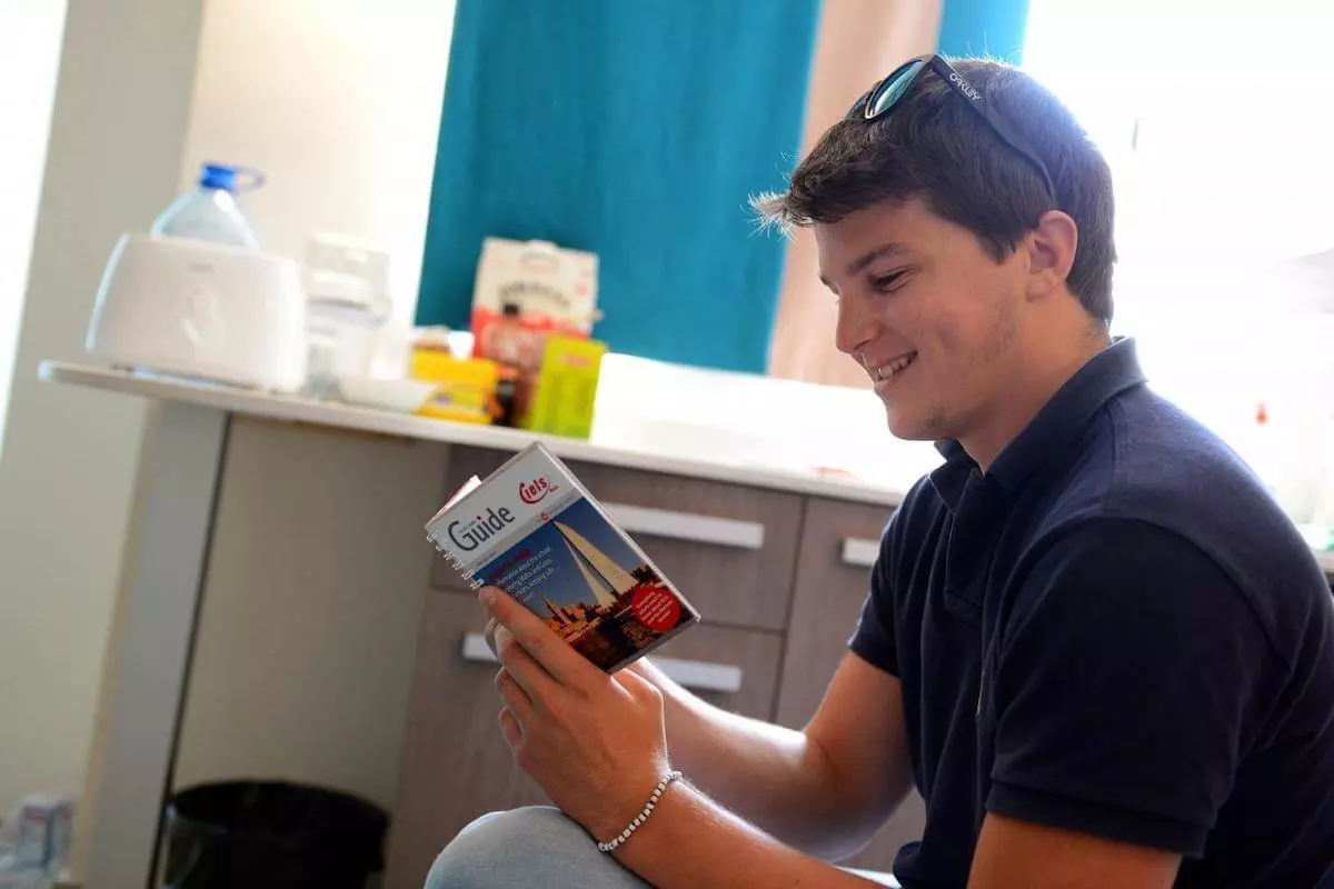 Un étudiant avec un livre d'anglais dans sa chambre au Day's Inn