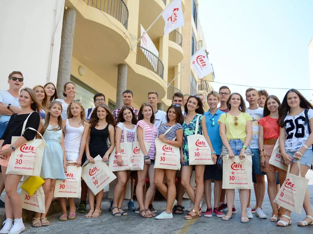Группа молодых студентов на языковом пребывании на Мальте