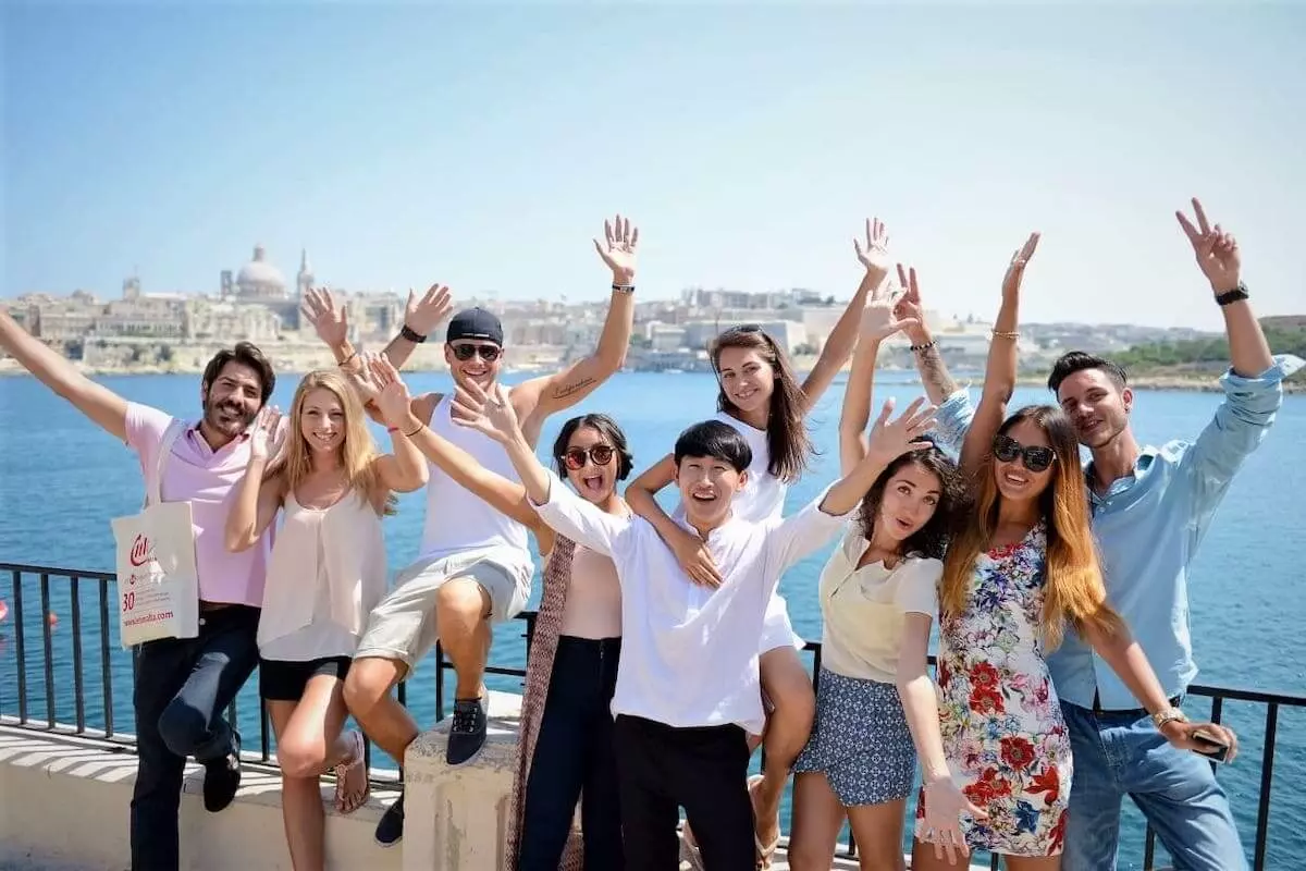 Grupo de estudantes adultos em programa de intercâmbio linguístico na IELS Malta