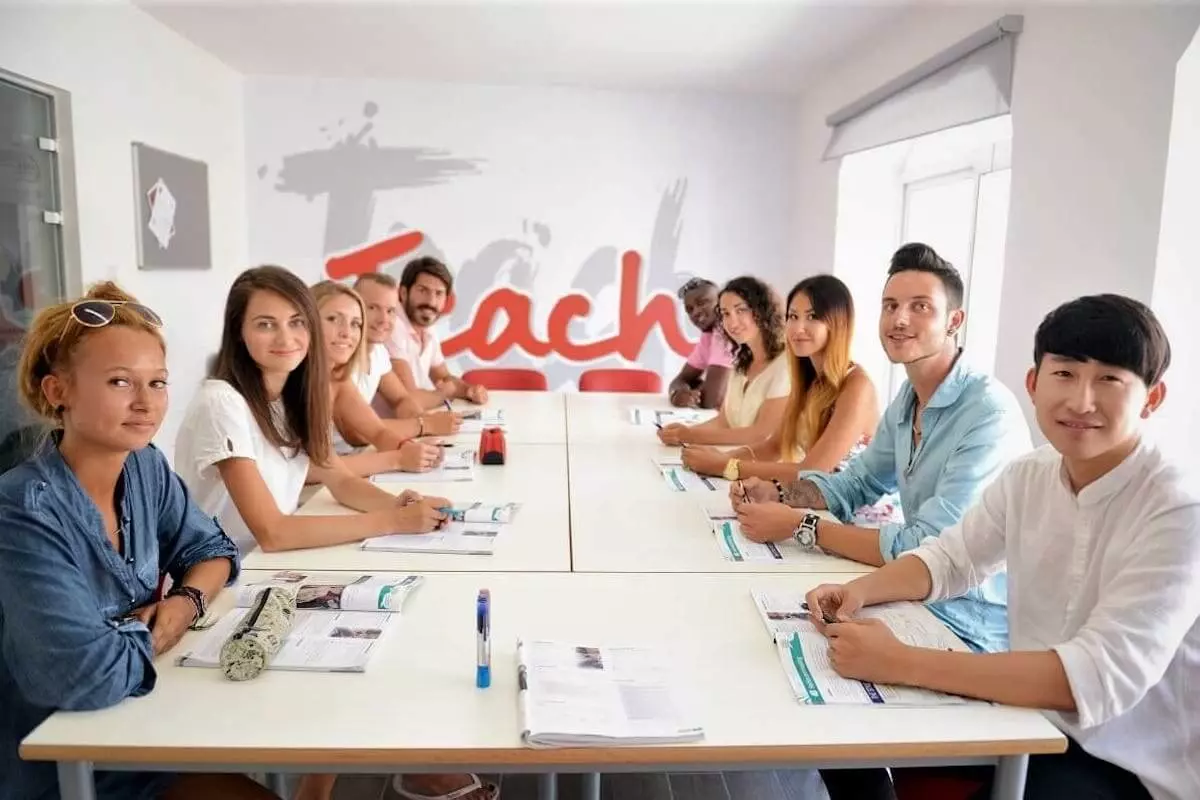 Groupe d'étudiants en cours d'anglais à l'IELS