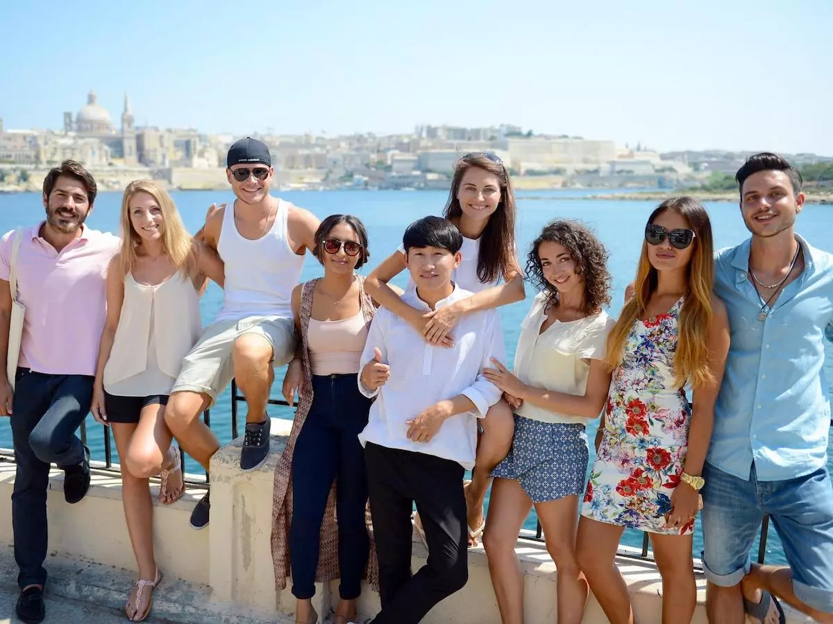 Grupo de estudantes adultos em Sliema Ferry