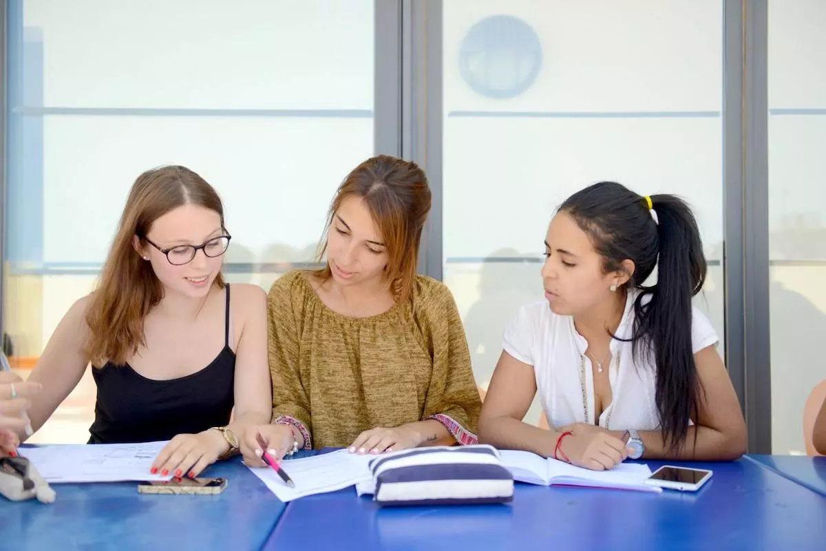 Três alunas em aula de inglês na IELS Malta