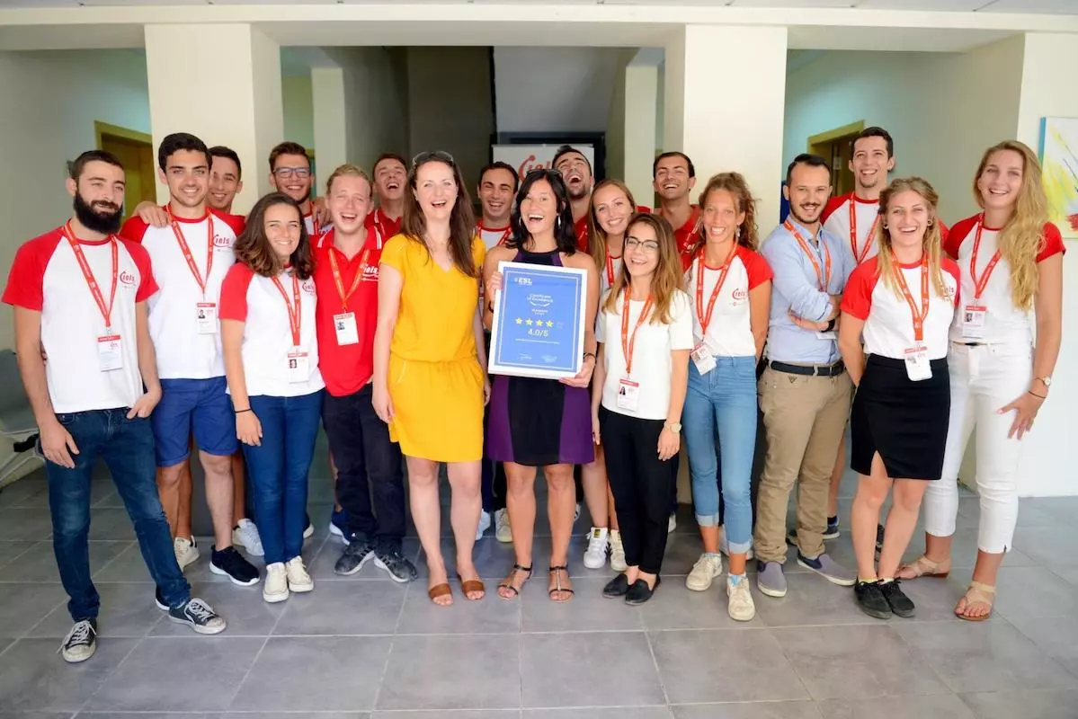 Membros da equipe da IELS Malta em frente à escola