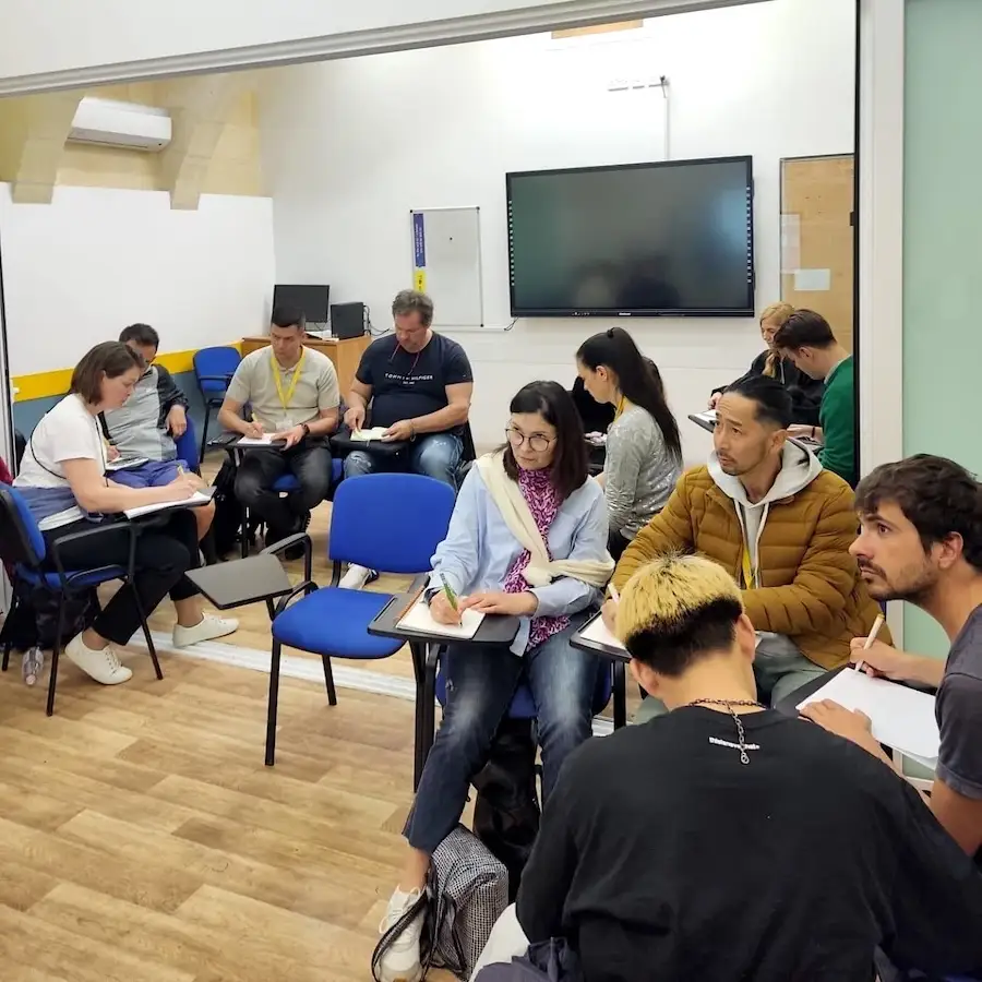 Curso de inglés Maltalingua Una decena de estudiantes adultos sentados en clase en Maltalingua