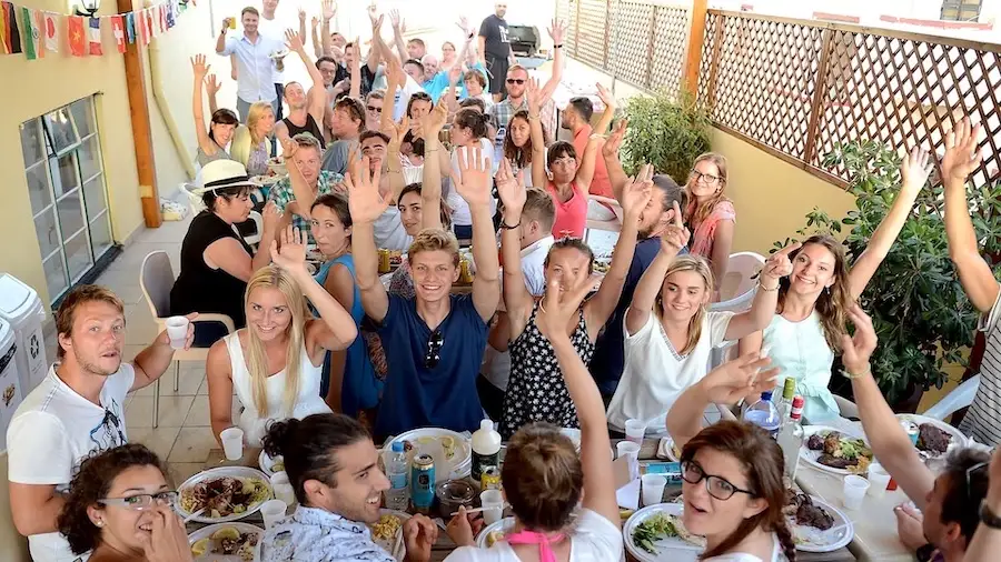 Fiesta estudiantil en Maltalingua Grupo de estudiantes alrededor de una mesa comiendo