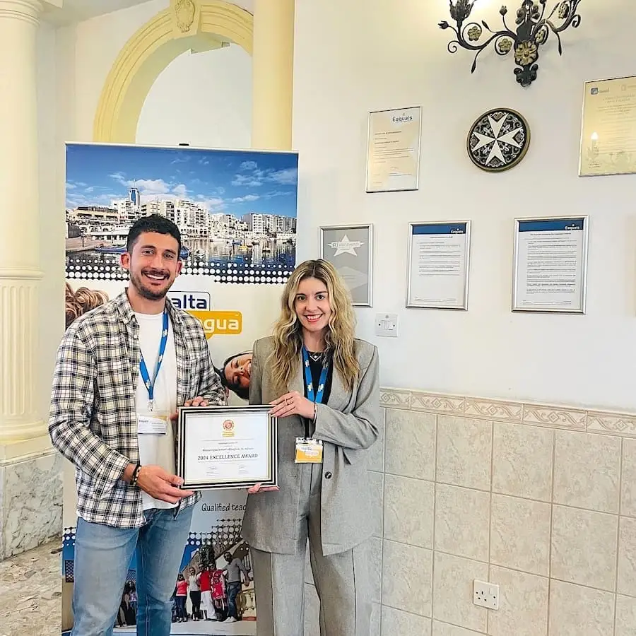 Premio Maltalingua Dos empleados de Maltalingua recibiendo un certificado de excelencia